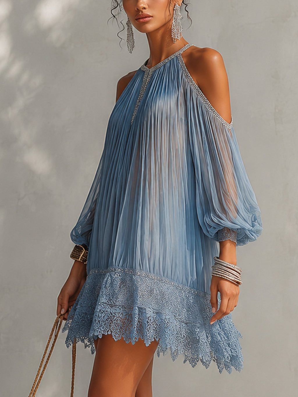 Minivestido azul fruncido con escote halter y mangas globo; bajo con encaje floral