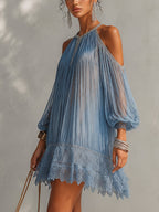 Minivestido azul fruncido con escote halter y mangas globo; bajo con encaje floral