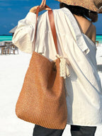 Bolso Soleil de rafia marrón con asas de cuero y saquito con lazo claro