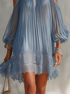 Minivestido azul plisado con fruncido y dobladillo de encaje floral