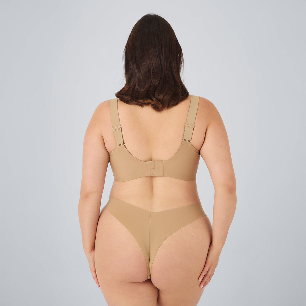 Sujetador sin aros beige con tirantes ajustables, vista trasera sobre el cuerpo.