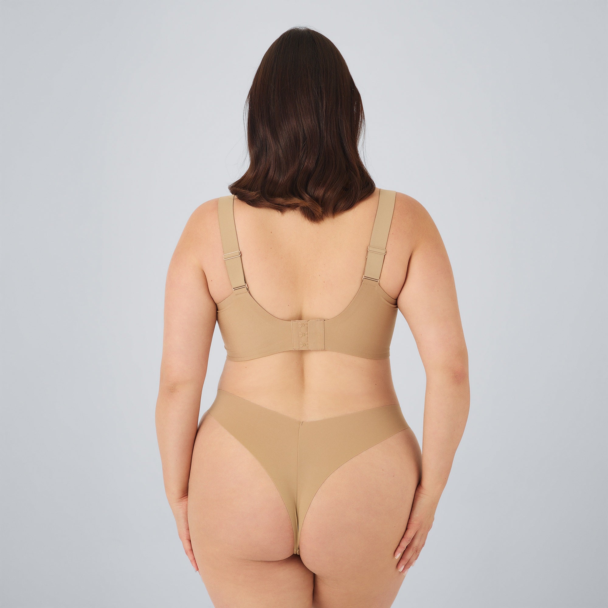 Sujetador sin aros beige con tirantes ajustables, vista trasera sobre el cuerpo.