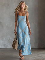 Vestido maxi azul claro con tirantes finos y estampado geométrico en cruz