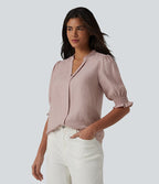 Blusa rosa palo con cuello en V y botones; manga globo fruncida