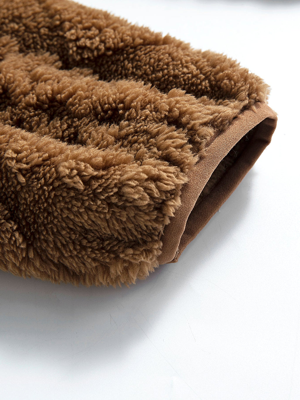 Manga y puño de chaqueta teddy marrón con tejido esponjoso y borde elástico