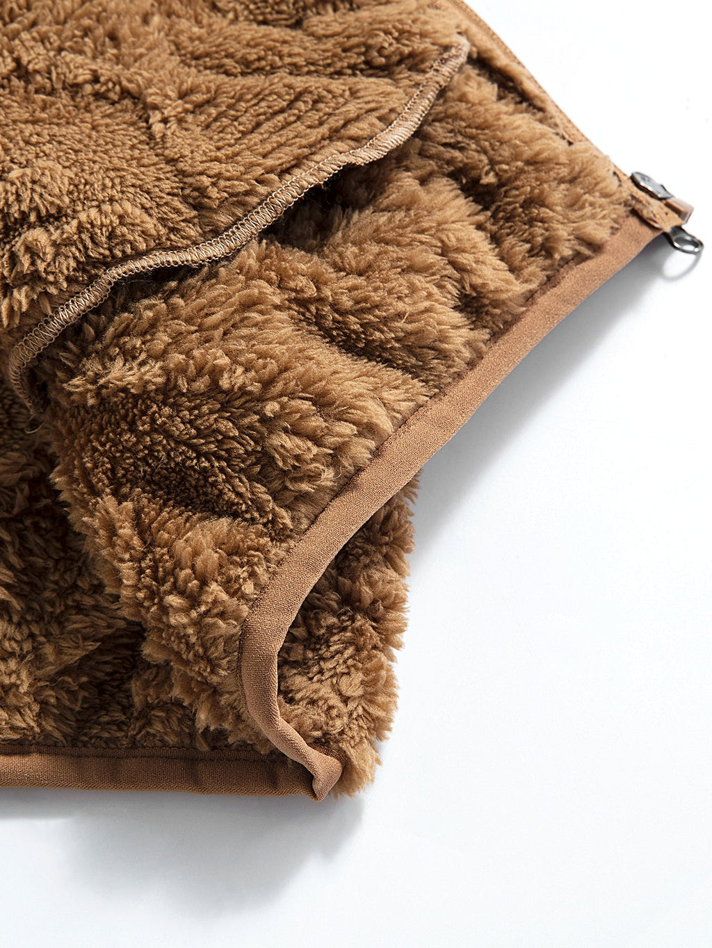 Chaqueta teddy marrón con cremallera visible y costura en el antebrazo