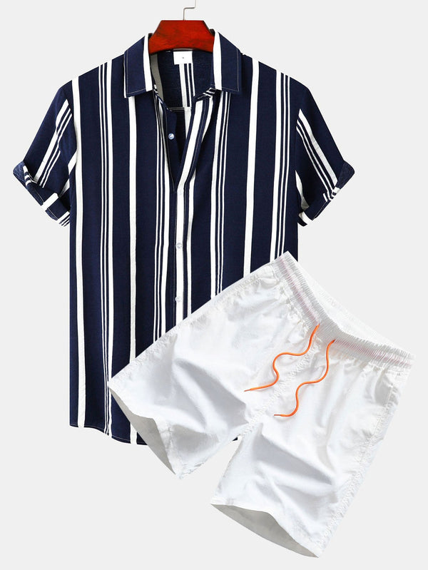 Conjunto: camisa de rayas marino con botones y bañador corto blanco con cordón naranja.