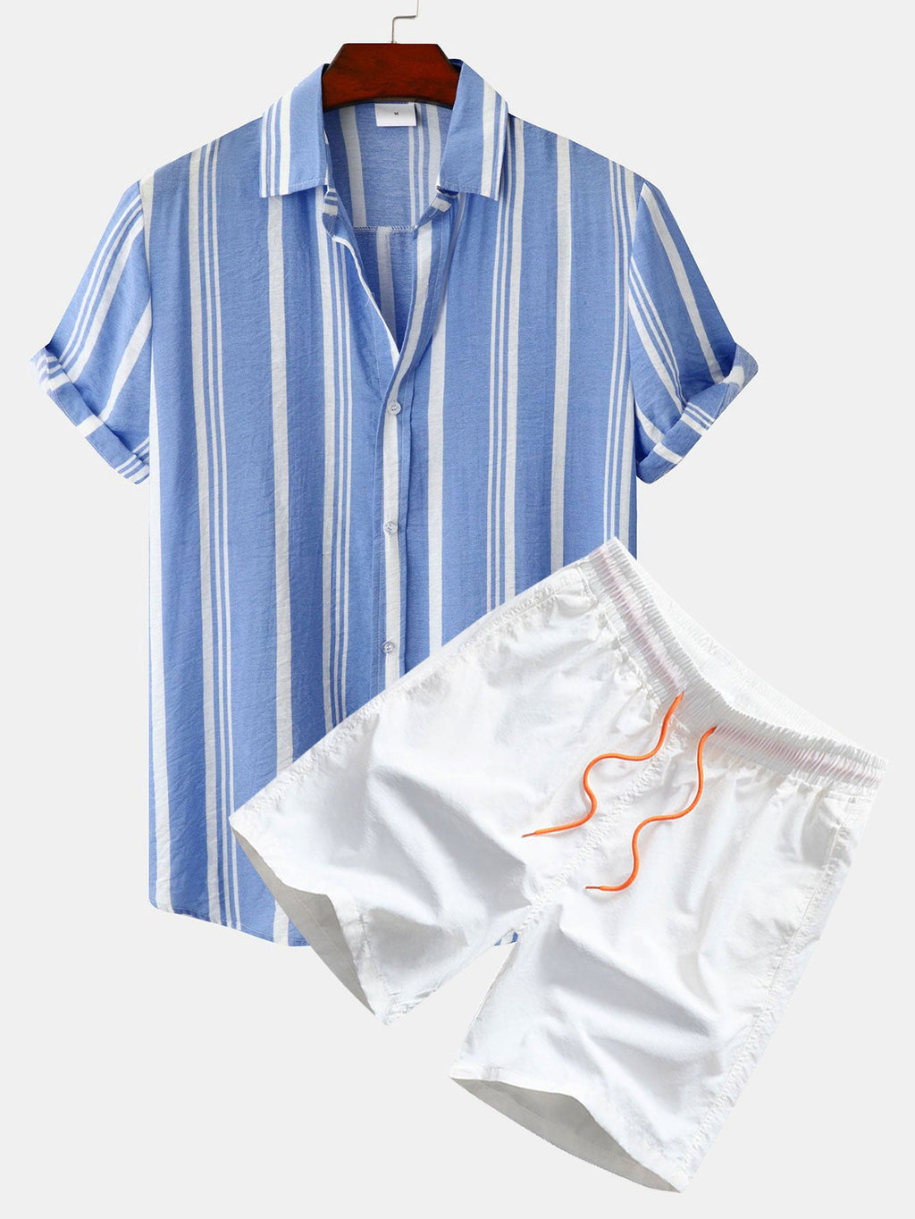 Conjunto: camisa de rayas azul con botones y bañador corto blanco con cordón naranja.