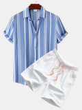 Conjunto: camisa de rayas azul con botones y bañador corto blanco con cordón naranja.
