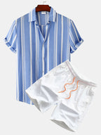 Conjunto: camisa de rayas azul con botones y bañador corto blanco con cordón naranja.
