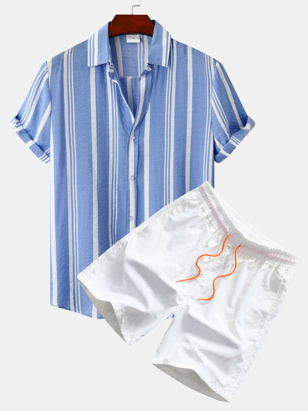 Conjunto: camisa de rayas azul con botones y bañador corto blanco con cordón naranja.