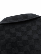 Tejido de ante negro con estampado cuadros en relieve y textura