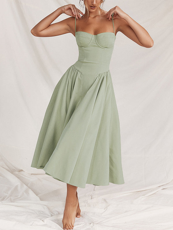 Vestido midi verde salvia con tirantes finos, escote cuadrado y falda acampanada fruncida