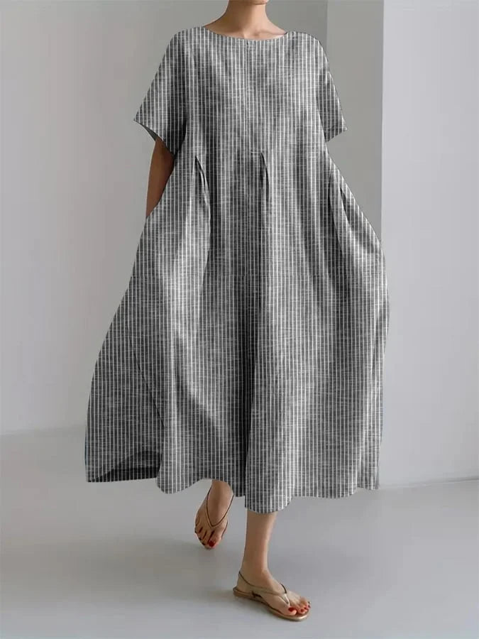 Vestido midi suelto gris de manga corta y cuello redondo, con bolsillos laterales