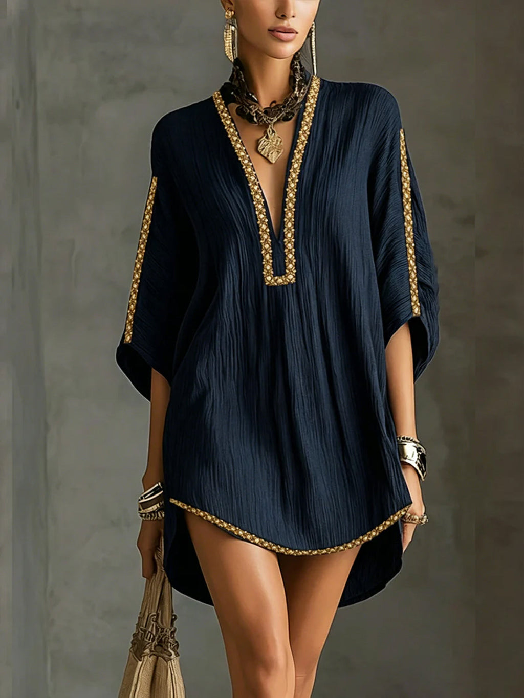 Vestido corto negro con escote V pronunciado y bordes dorados, tejido acanalado