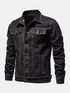 Chaqueta sobrecamisa de mezclilla vintage negra, vista frontal 3/4 con costuras