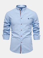 Camisa Ravello azul claro, cuello mao, botones marrón y bordado pequeño al pecho