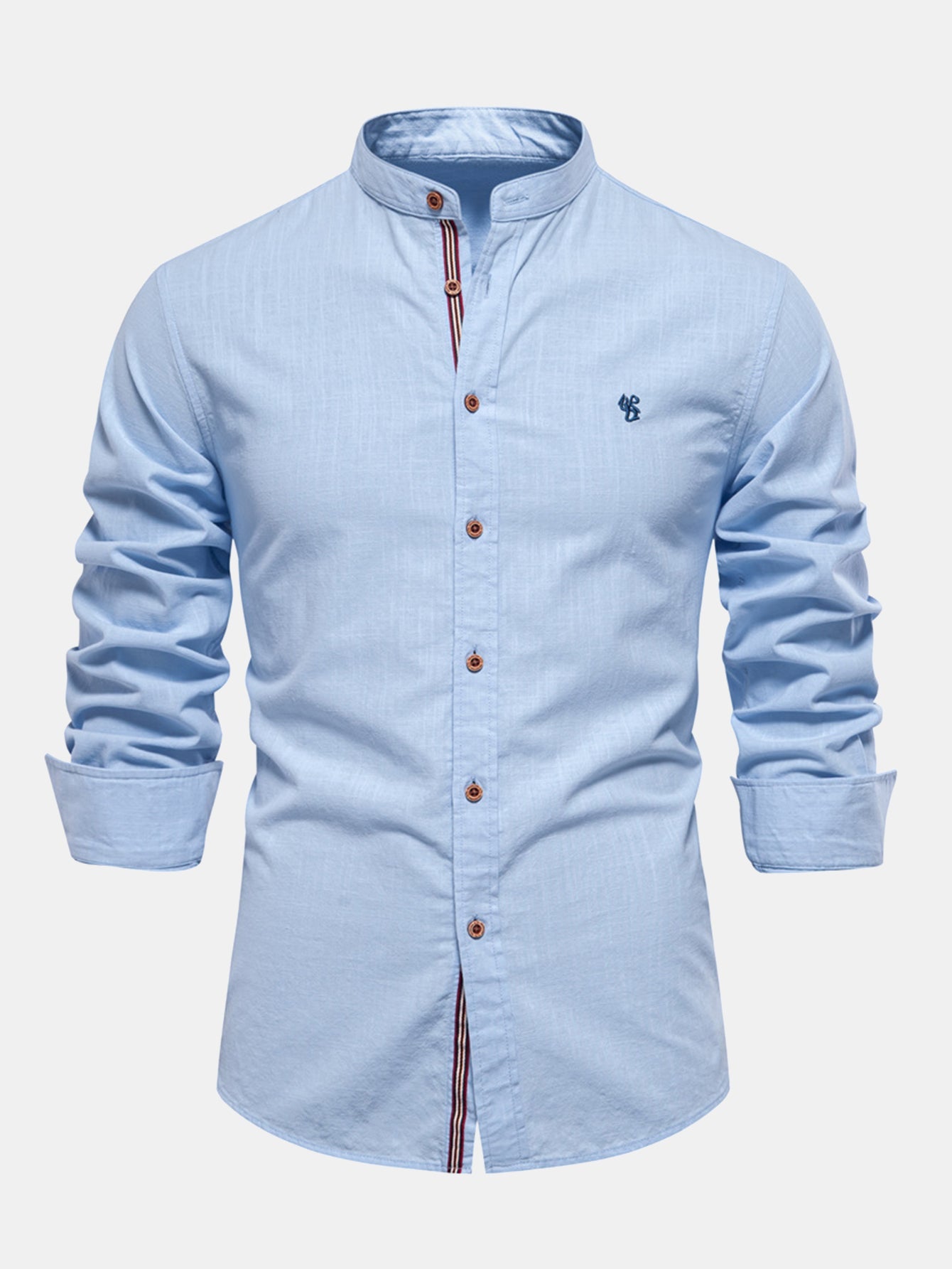 Camisa Ravello azul claro, cuello mao, botones marrón y bordado pequeño al pecho