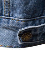 Sobrecamisa de mezclilla vintage celeste, solapa con botón metálico y costuras