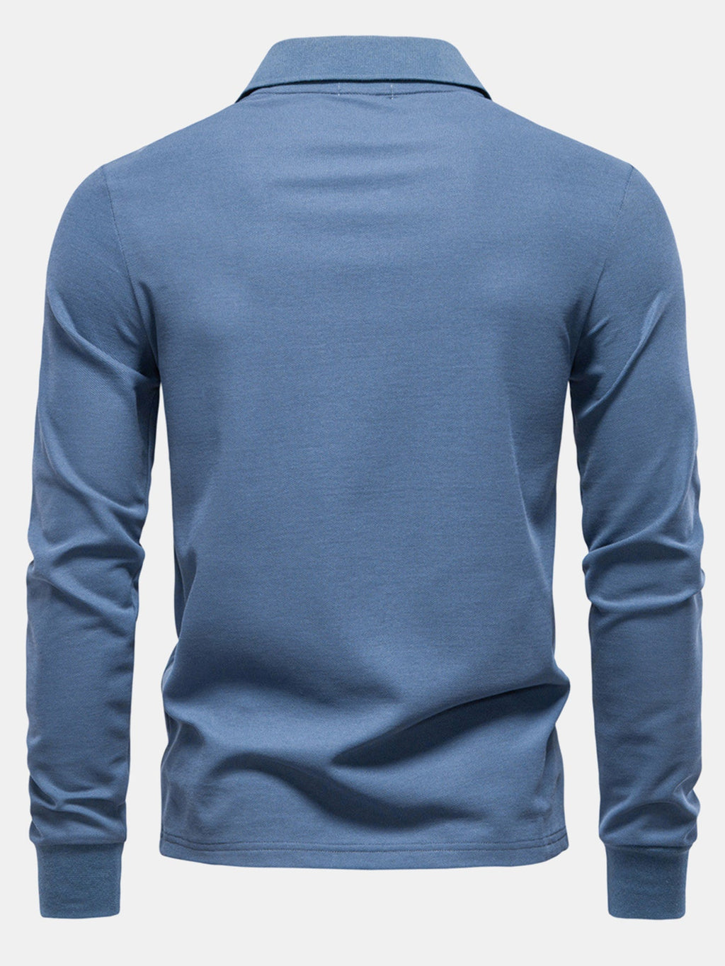 Polo de manga larga azul claro por la espalda, cuello con tapeta y costuras laterales.