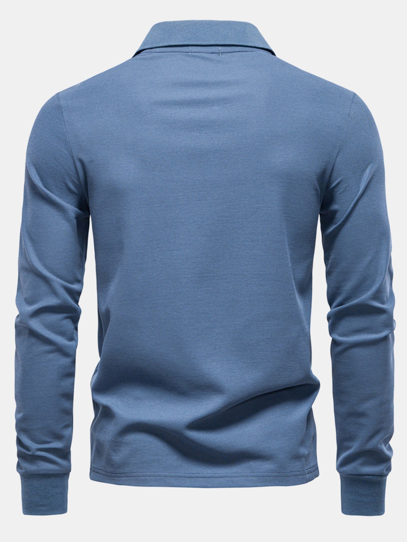 Polo de manga larga azul claro por la espalda, cuello con tapeta y costuras laterales.