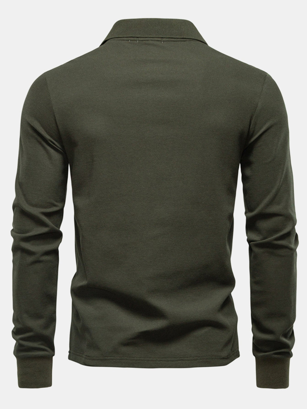 Polo de manga larga verde oscuro por la espalda, cuello con tapeta y botones.