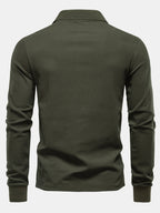 Polo de manga larga verde oscuro por la espalda, cuello con tapeta y botones.
