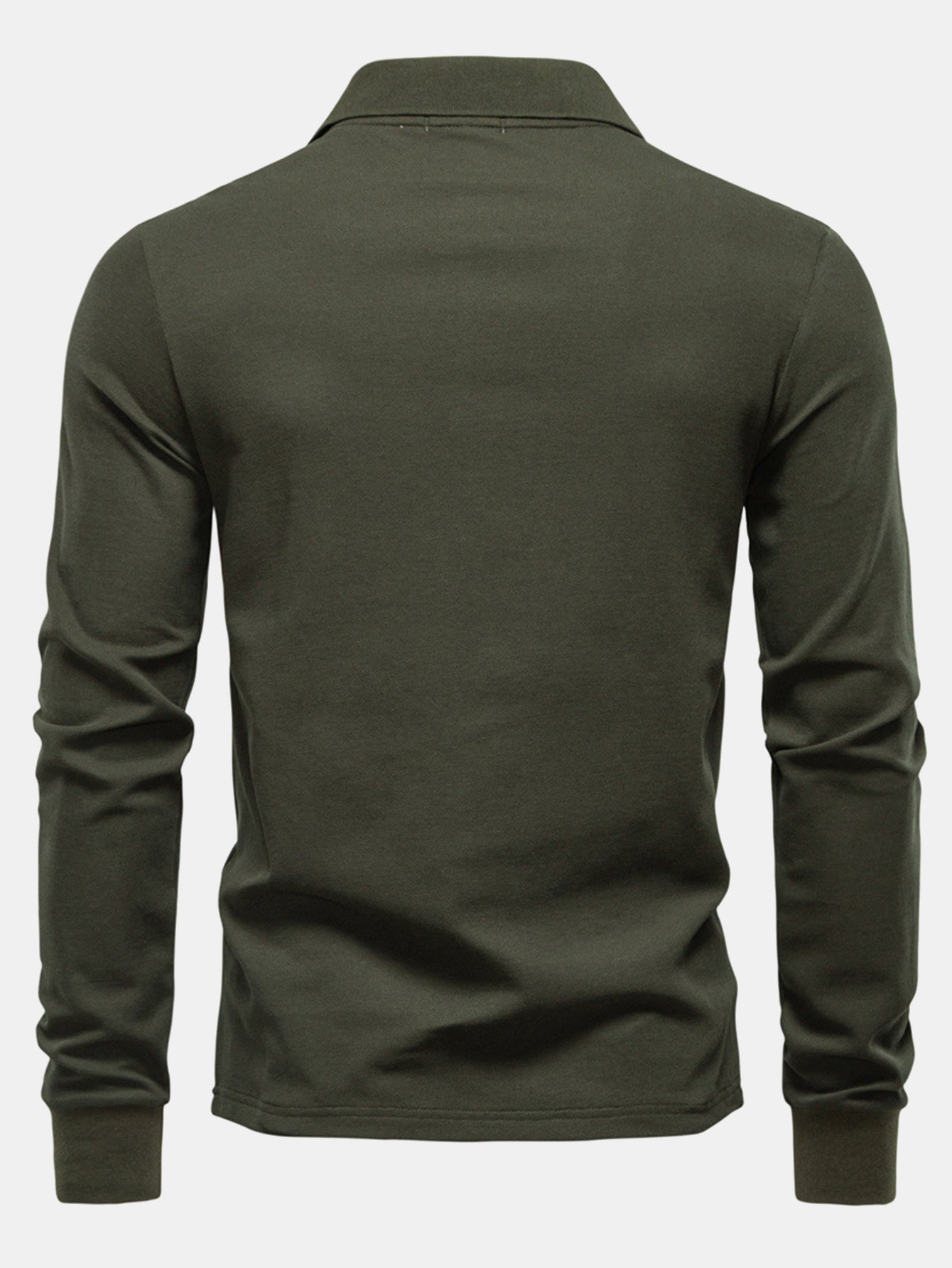 Polo de manga larga verde oscuro por la espalda, cuello con tapeta y botones.