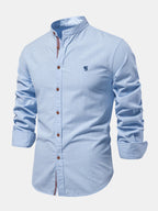 Camisa Ravello azul claro con cuello mao, tapeta con botones marrón y bordado al pecho