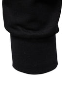 Polo negro de manga larga con puño y dobladillo acanalados.