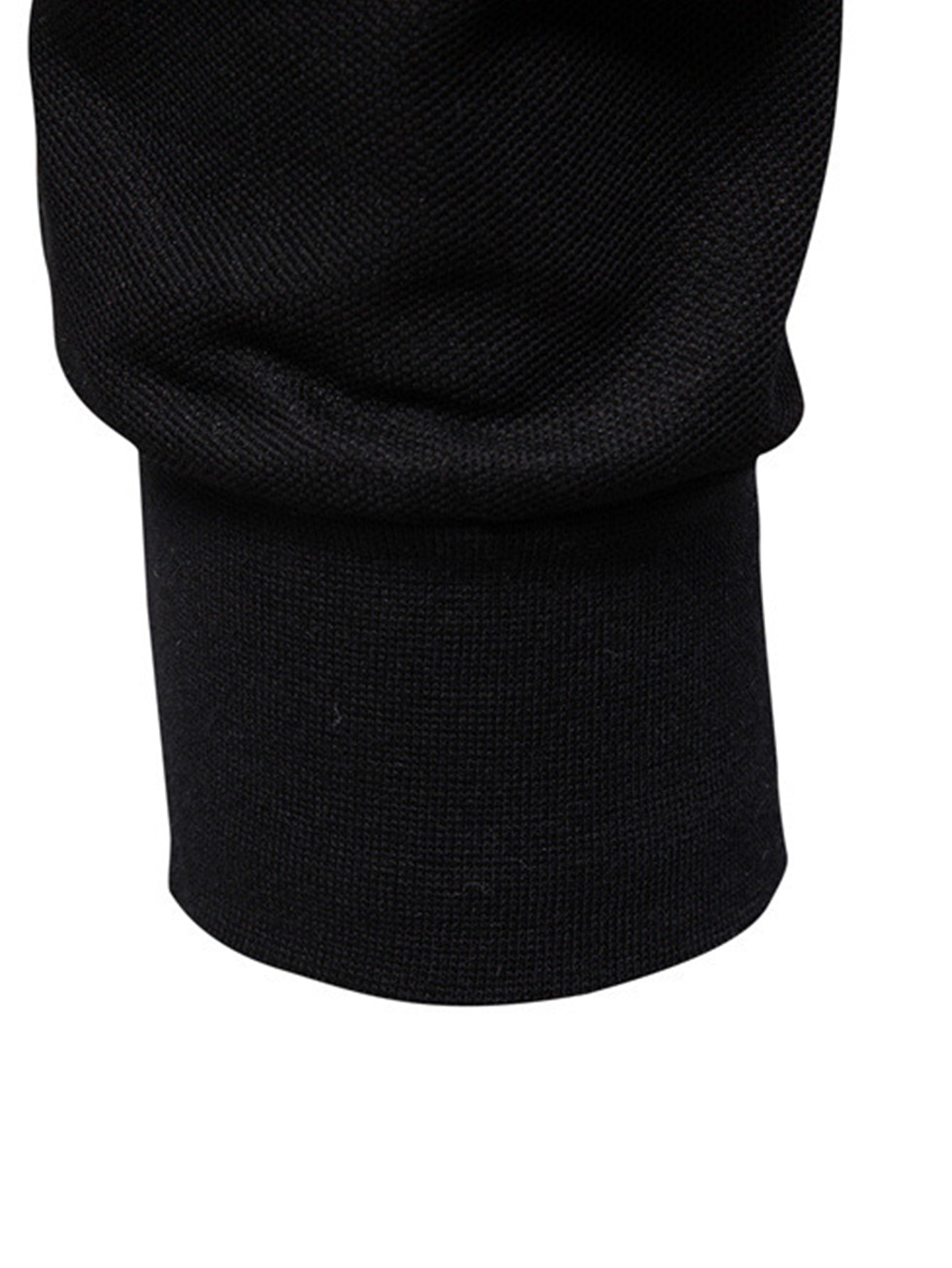 Polo negro de manga larga con puño y dobladillo acanalados.