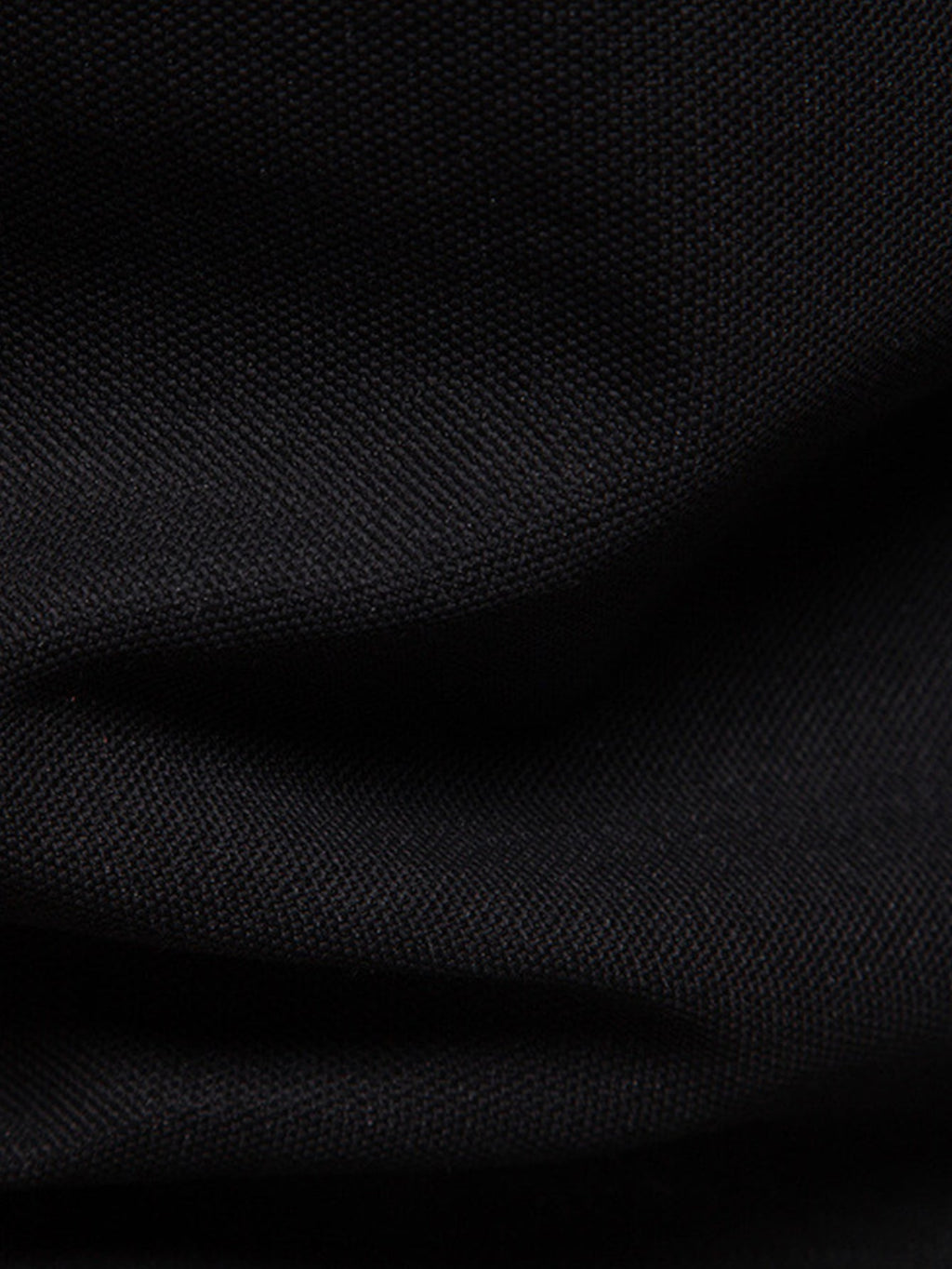 Polo negro de tejido tipo piqué, textura visible.