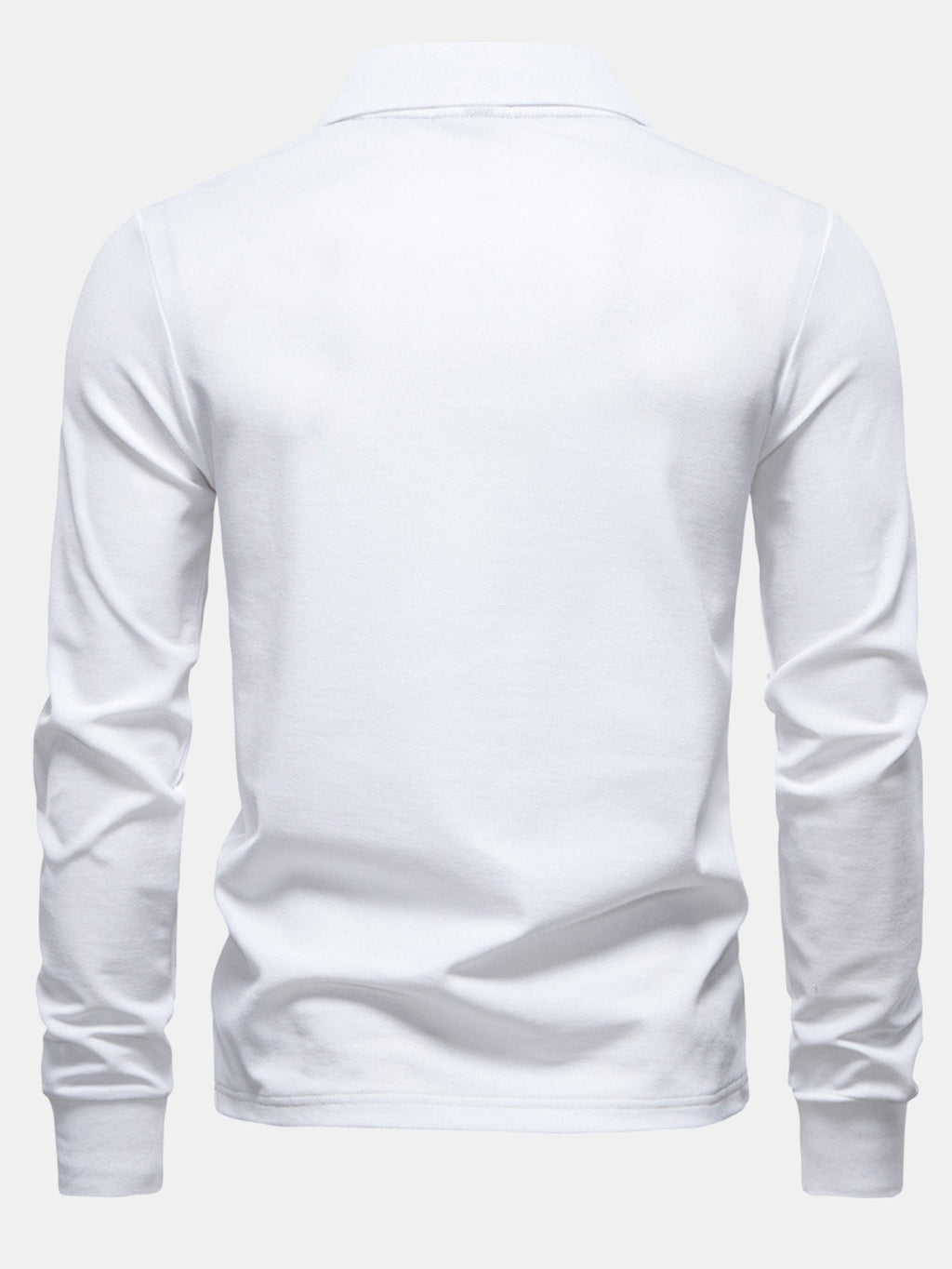 Polo de manga larga blanco por la espalda, cuello con tapeta y costuras laterales.