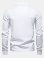 Polo de manga larga blanco por la espalda, cuello con tapeta y costuras laterales.