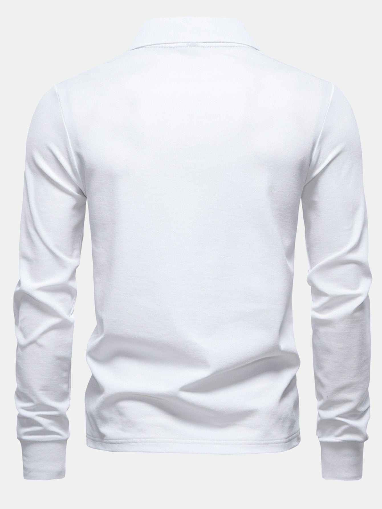 Polo de manga larga blanco por la espalda, cuello con tapeta y costuras laterales.