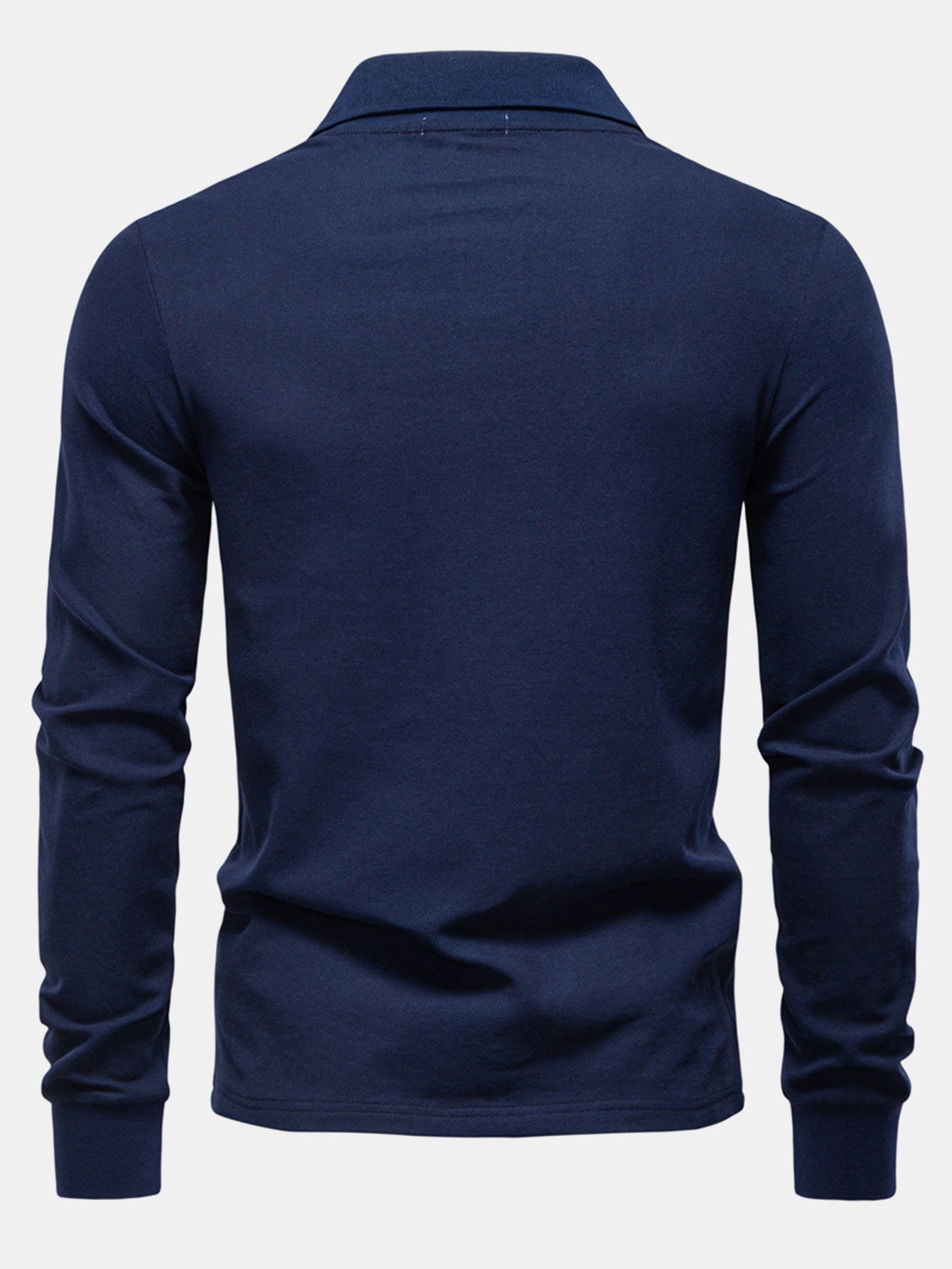 Polo de manga larga azul marino por la espalda, cuello y tapeta de botones visibles.