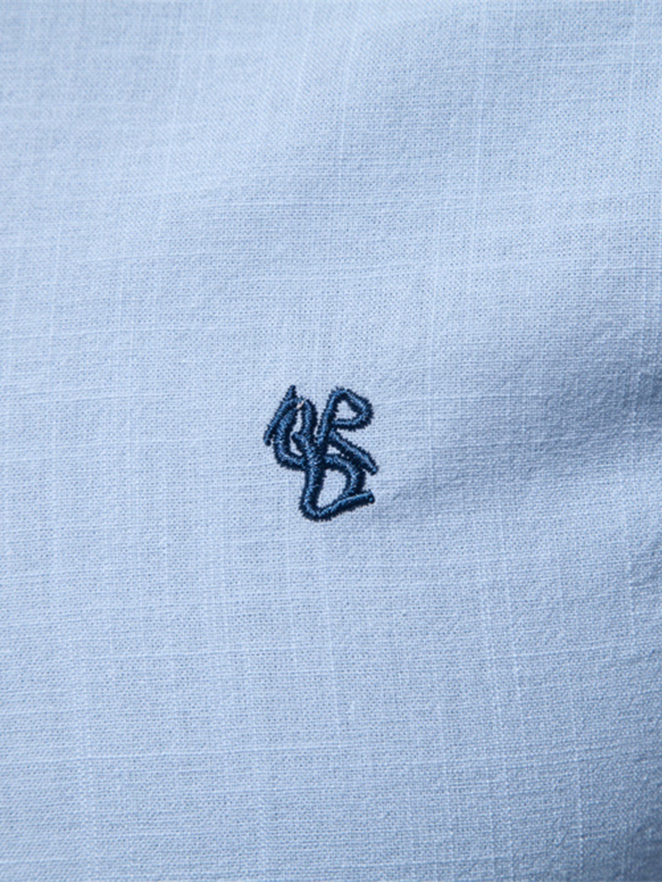 Camisa Ravello azul claro: detalle de bordado pequeño en el pecho y textura de tela