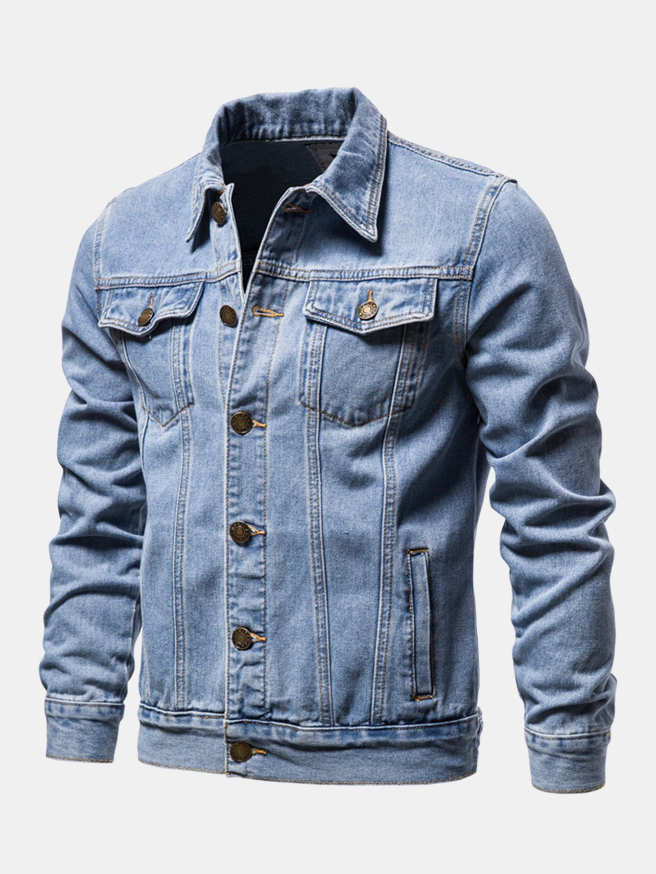 Chaqueta sobrecamisa de mezclilla vintage azul claro, vista 3/4 con bolsillos y botones