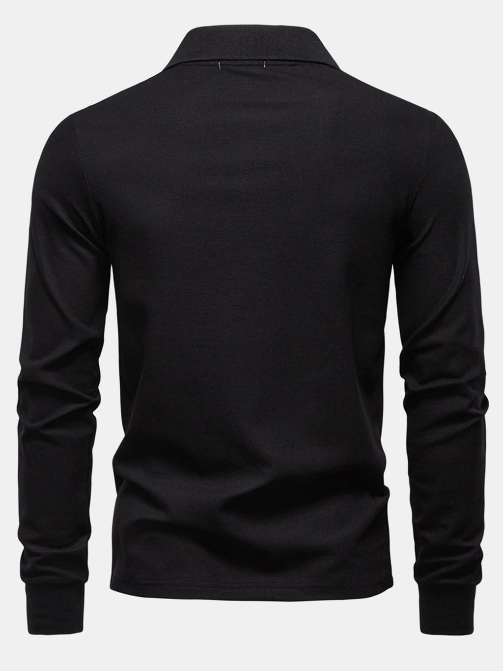 Polo de manga larga negro por la espalda, cuello con tapeta y botones ocultos.