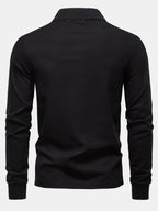 Polo de manga larga negro por la espalda, cuello con tapeta y botones ocultos.