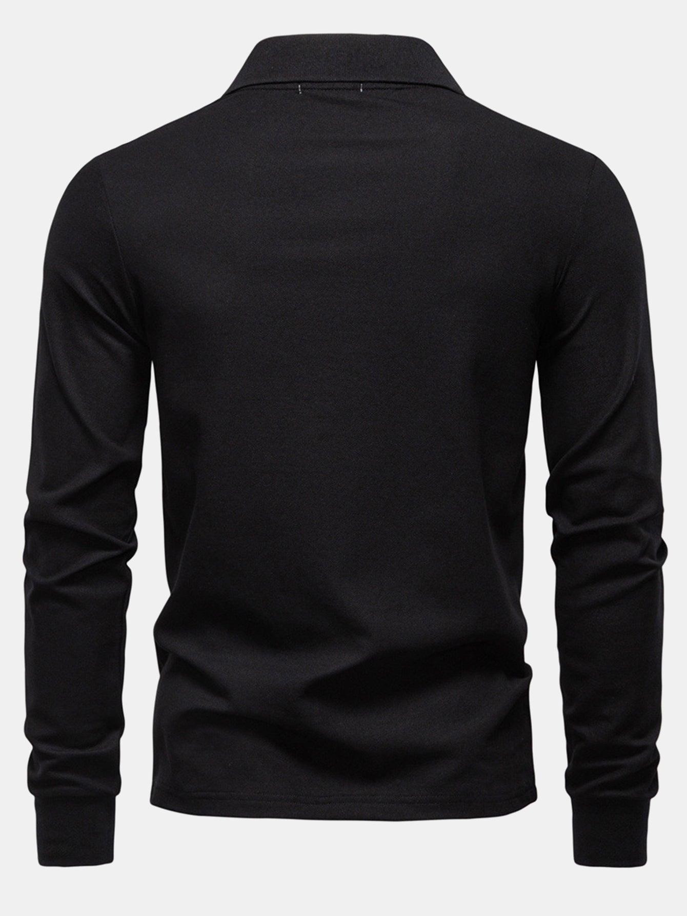 Polo de manga larga negro por la espalda, cuello con tapeta y botones ocultos.