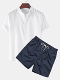 Conjunto: camisa blanca de lino de manga corta y bañador de rayas azul marino