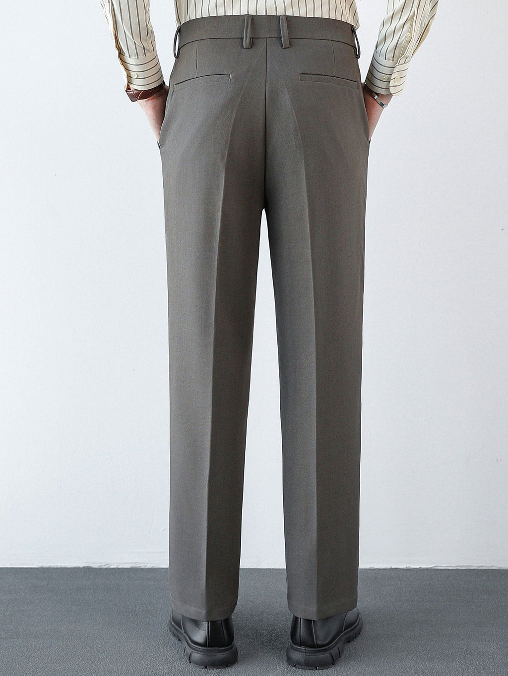 Pantalón regular esencial gris, pierna recta y bolsillos delanteros