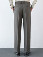 Pantalón regular esencial gris, pierna recta y bolsillos delanteros