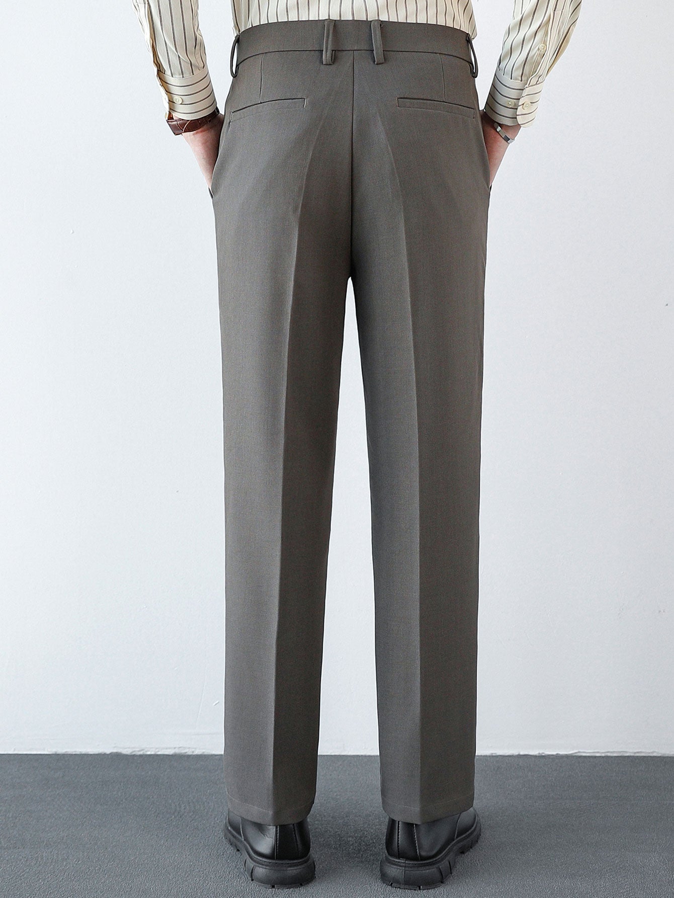 Pantalón regular esencial gris, pierna recta y bolsillos delanteros