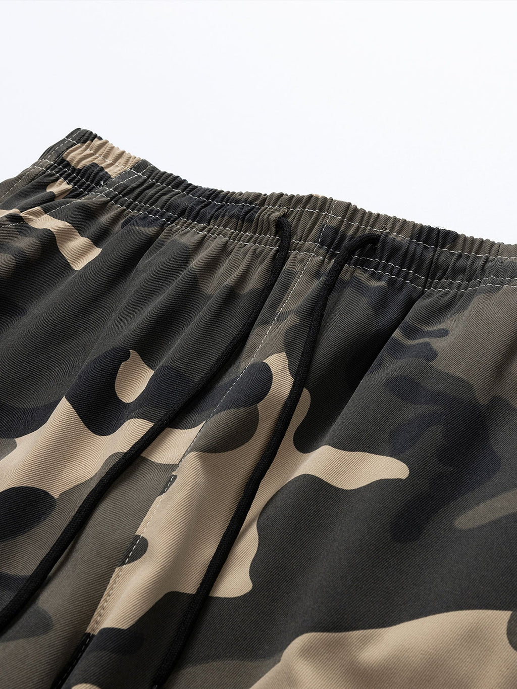 Detalle de la cintura elástica y el cordón de pantalón corto de camuflaje
