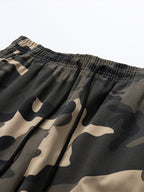 Detalle de la cintura elástica y el cordón de pantalón corto de camuflaje