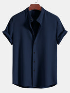 Camisa manga corta acanalada con cuello alto, azul marino.