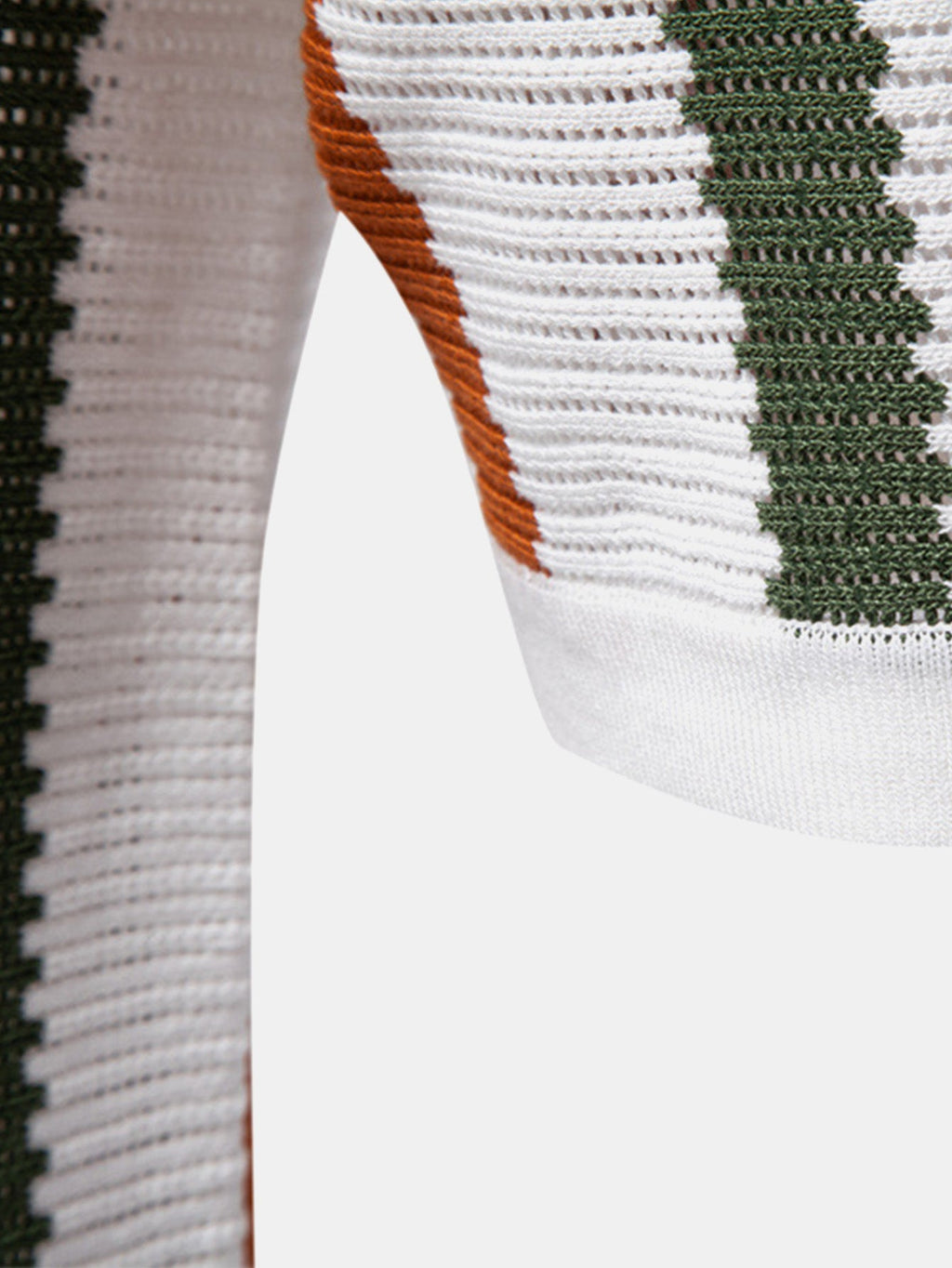 Polo de punto Firenze detalle de tejido con raya naranja sobre fondo blanco.