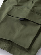 Pantalón corto verde oscuro con solapa de bolsillo y pespuntes visibles